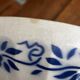 Bol ancien en faïence à décor de fleurs bleues