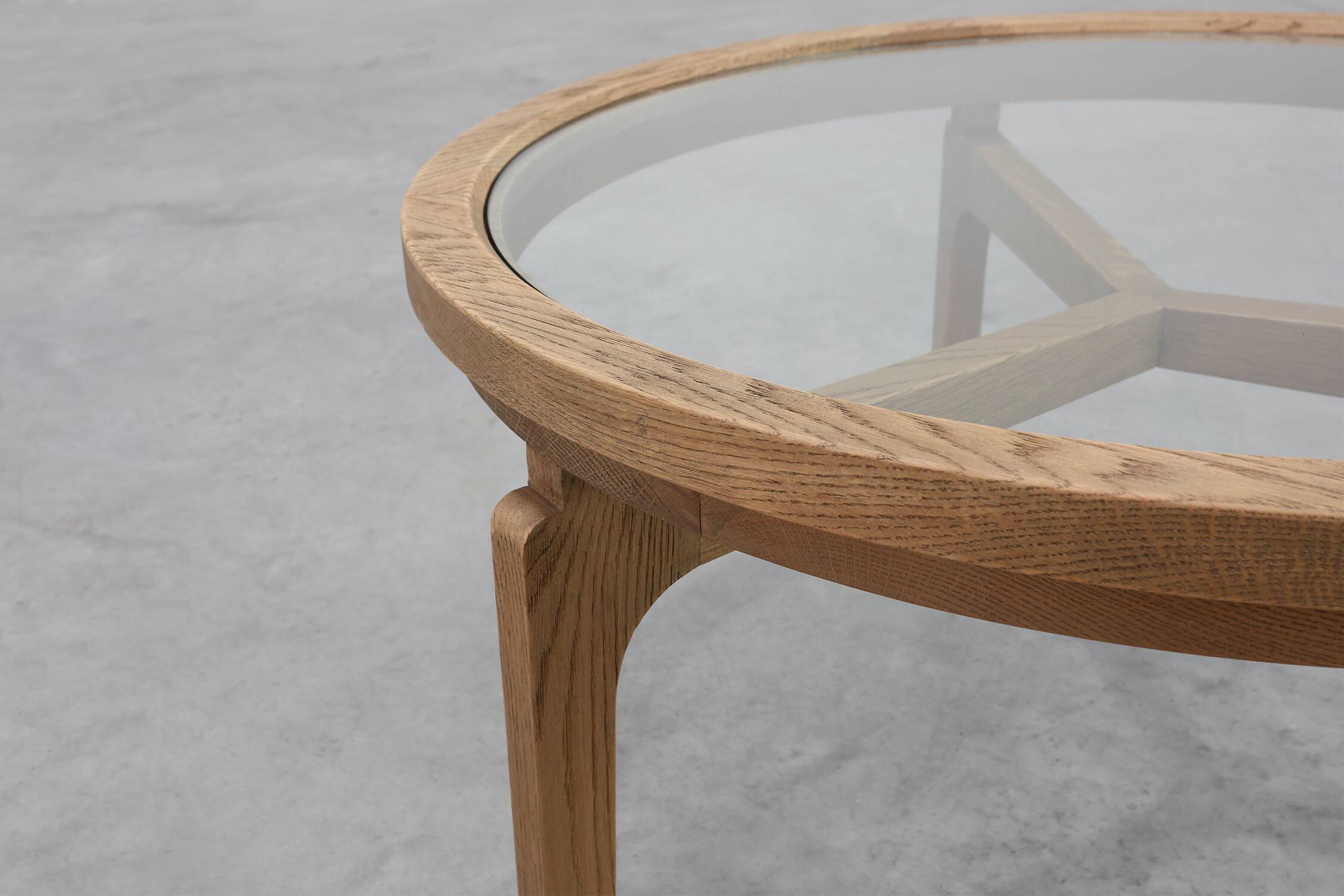 Table moderne en bois de cèdre et verre, Italie fin du 20e siècle