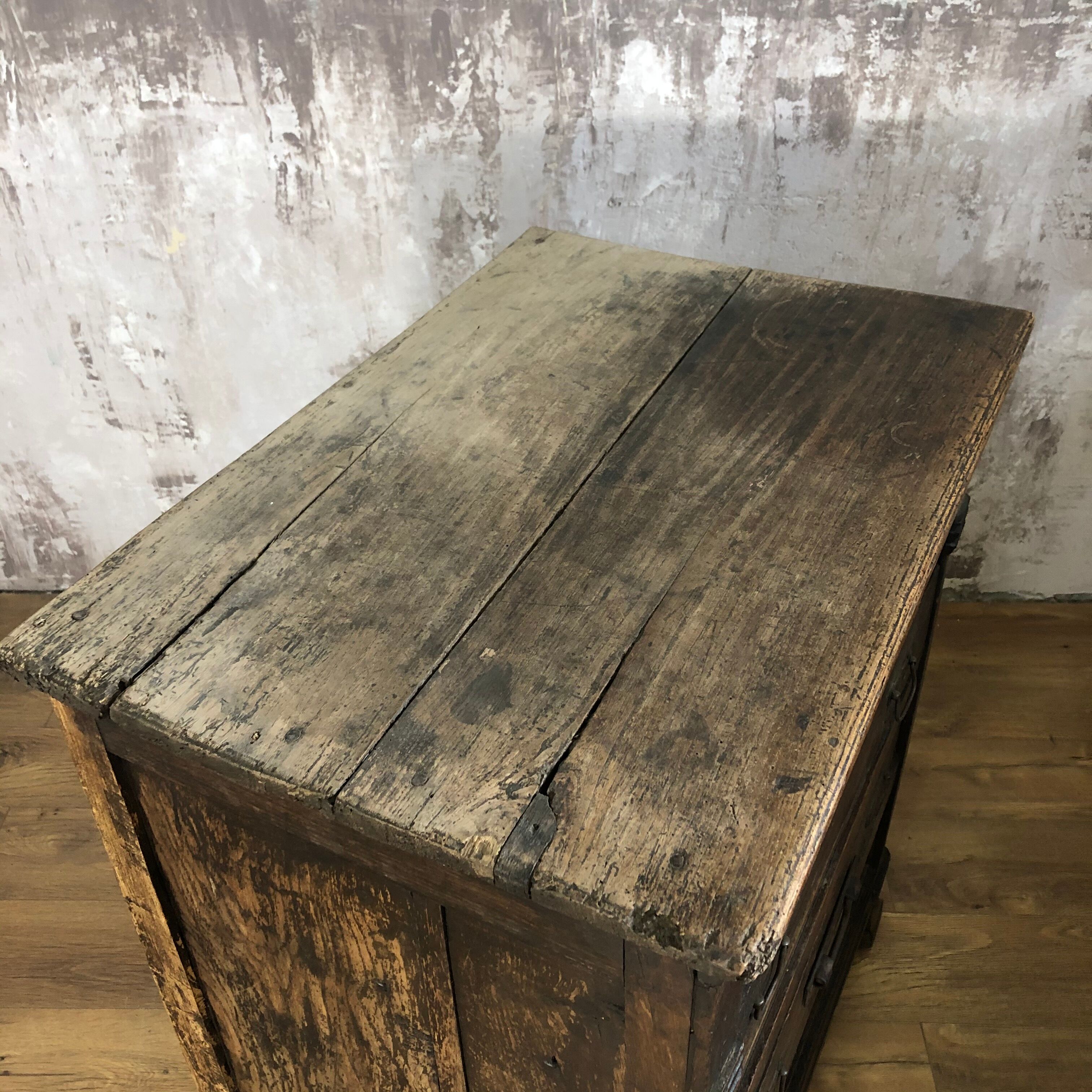 Former dresser - Popular Art XlX