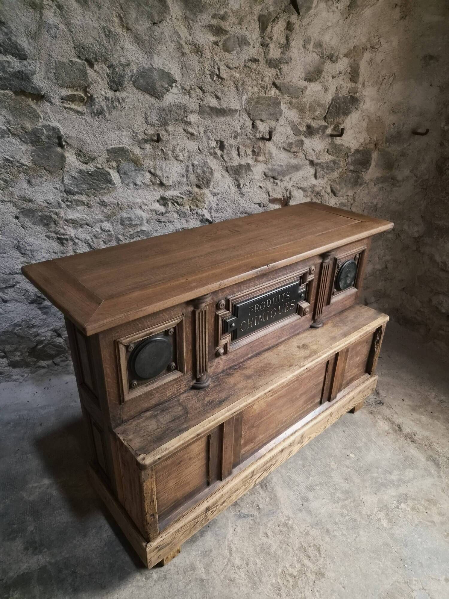 Pharmacy counter in antique oak / kitchen island, circa 1870–1900