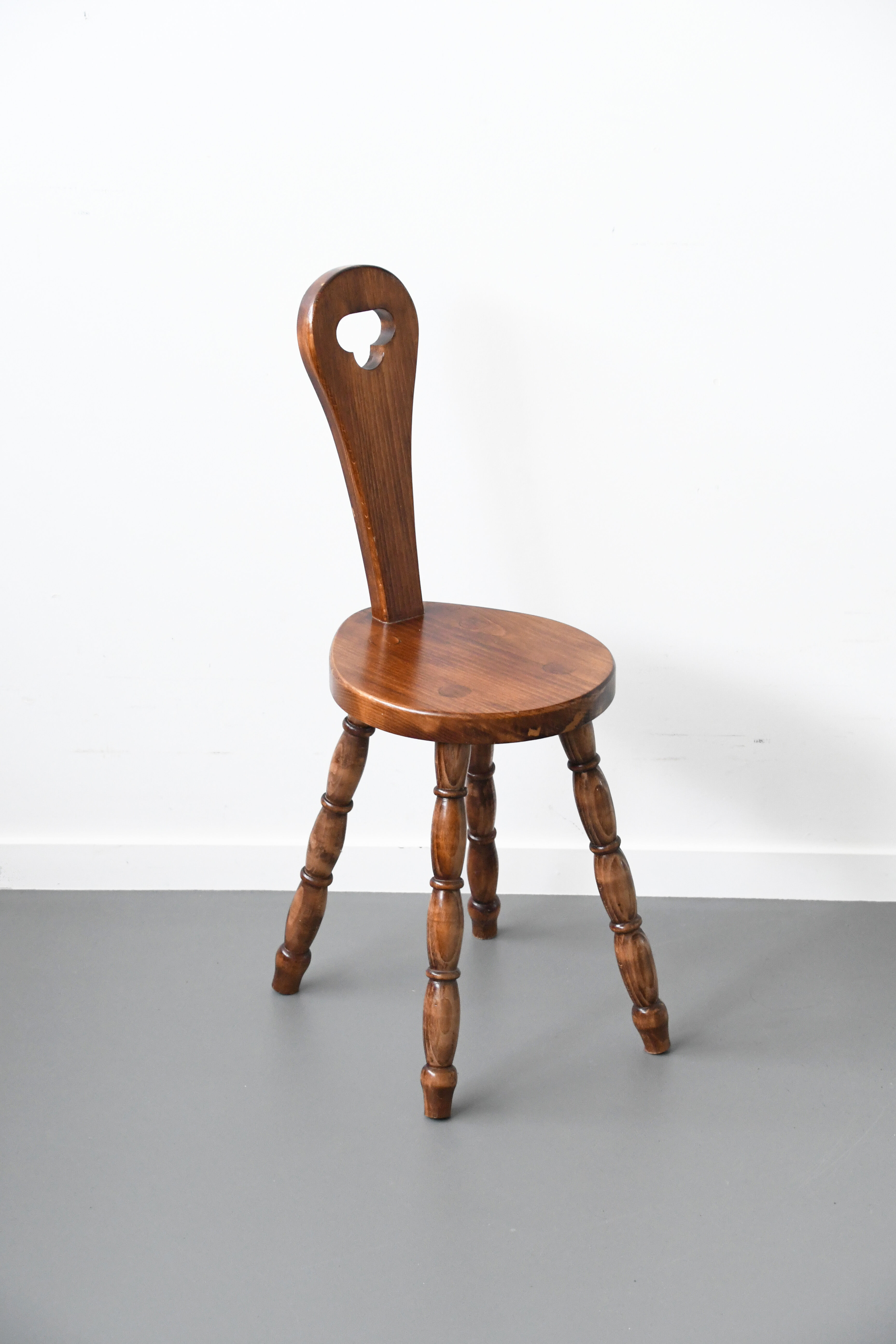 Chaise brutaliste en bois