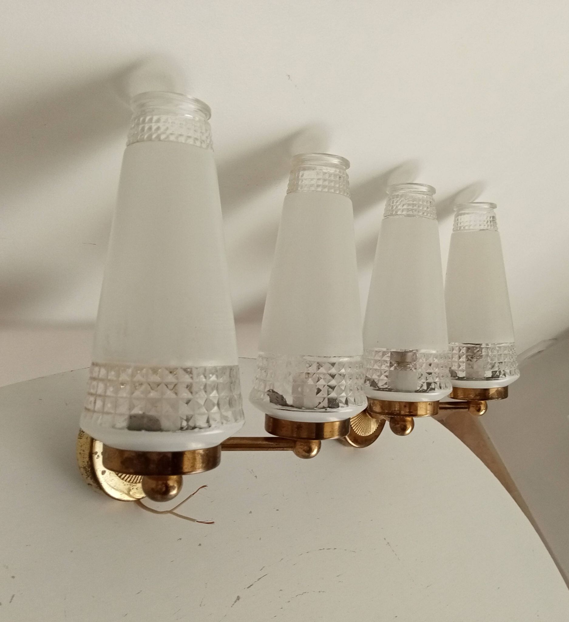 Pair of vintage double-light wall sconces in brass and etched glass from the 60s/70s.