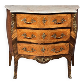 Commode de style Louis XV avec placage de bois de rose, montures en bronze doré et dessus en marbre.