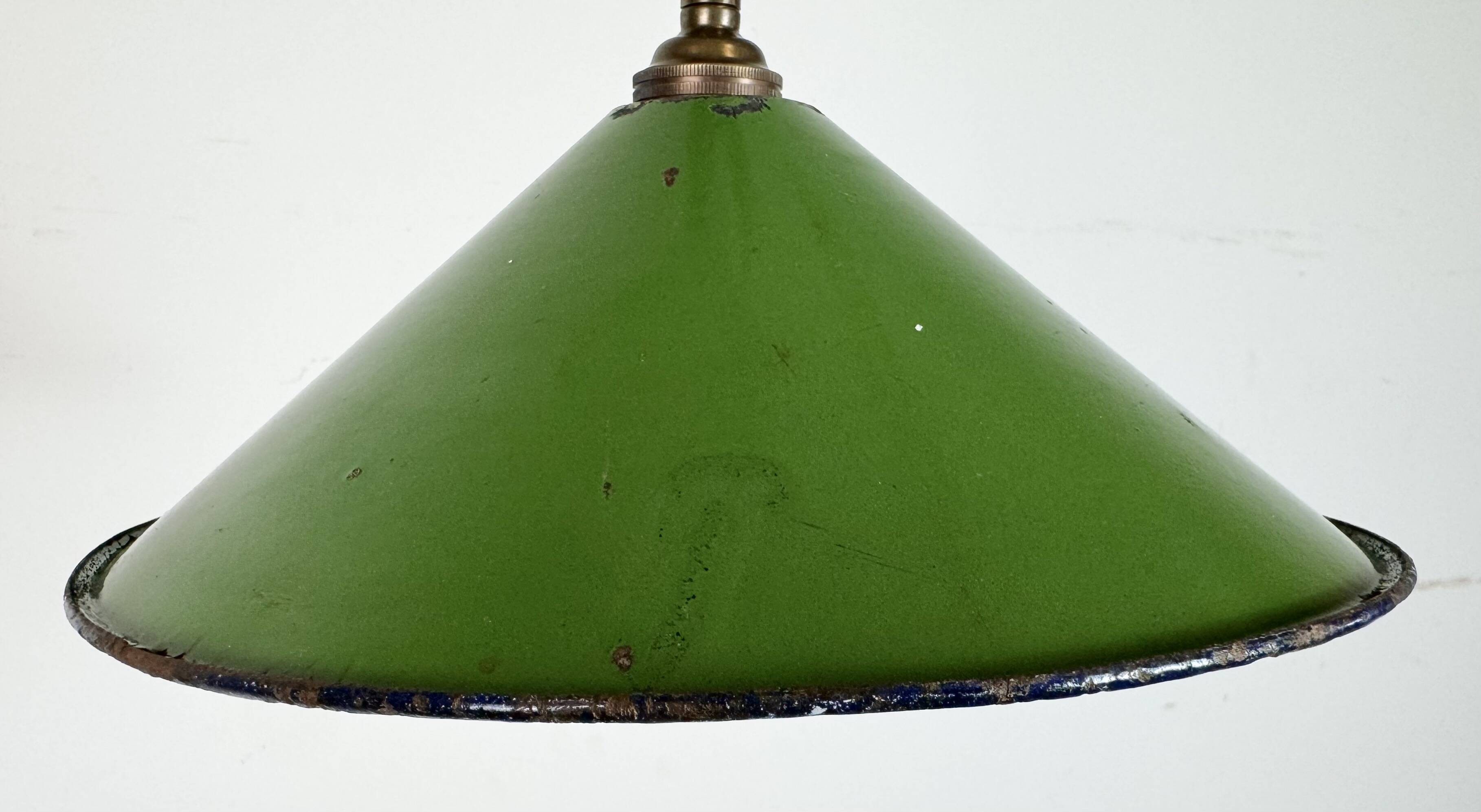 Suspension industrielle britannique en émail vert, années 1950