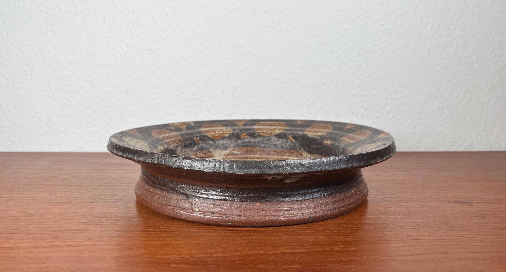 Large studio pottery bowl from the mid-century by Lisbeth Sallingboe for Jelling Keramik, 1960s.