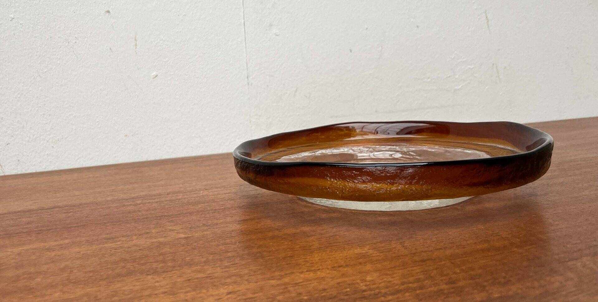Modern mid-century glass bowl by Pertti Santalahti for Humppila, Finland, 1960s.