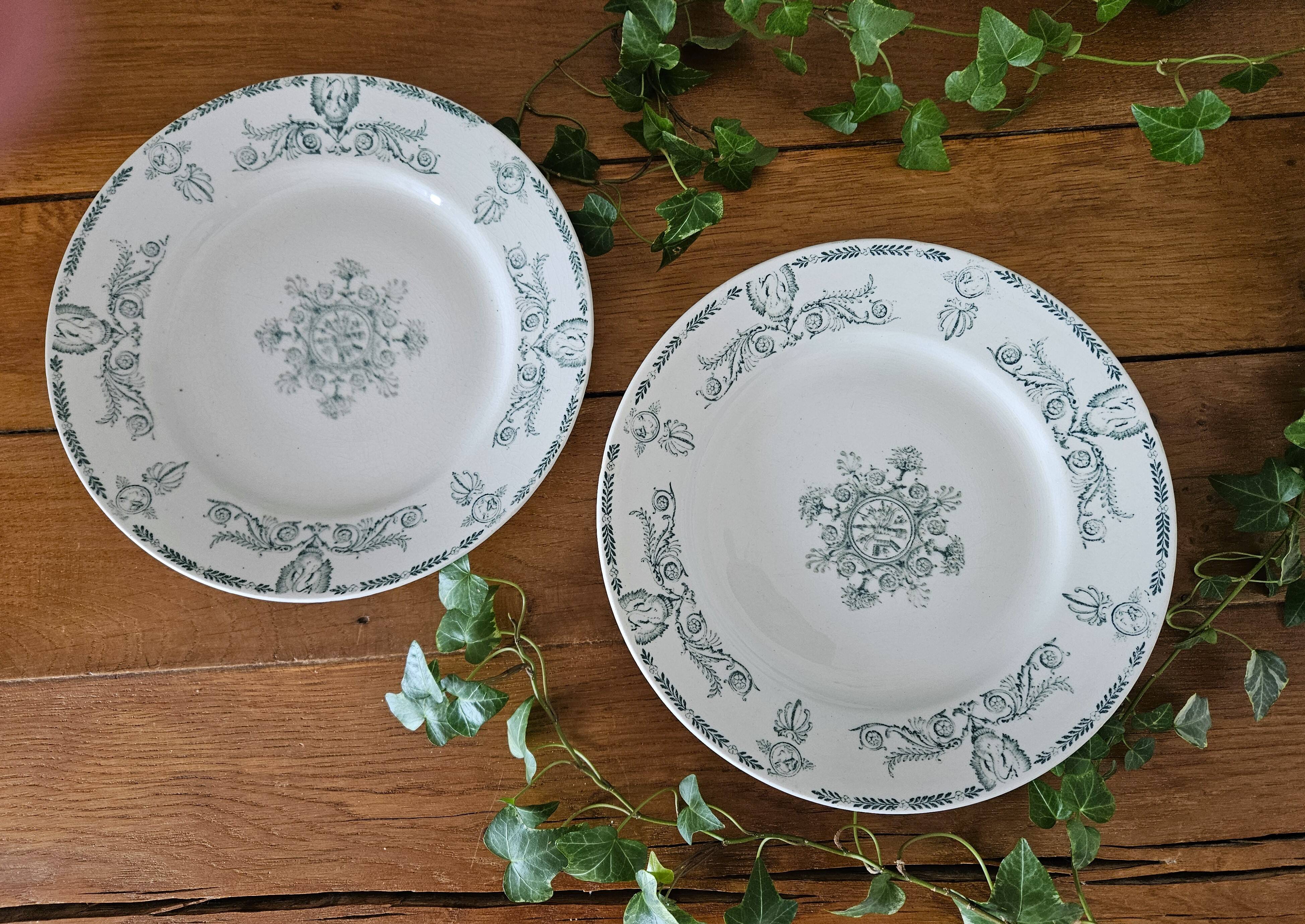 Paire de plats à mignardises anciens en faïence de Lunéville