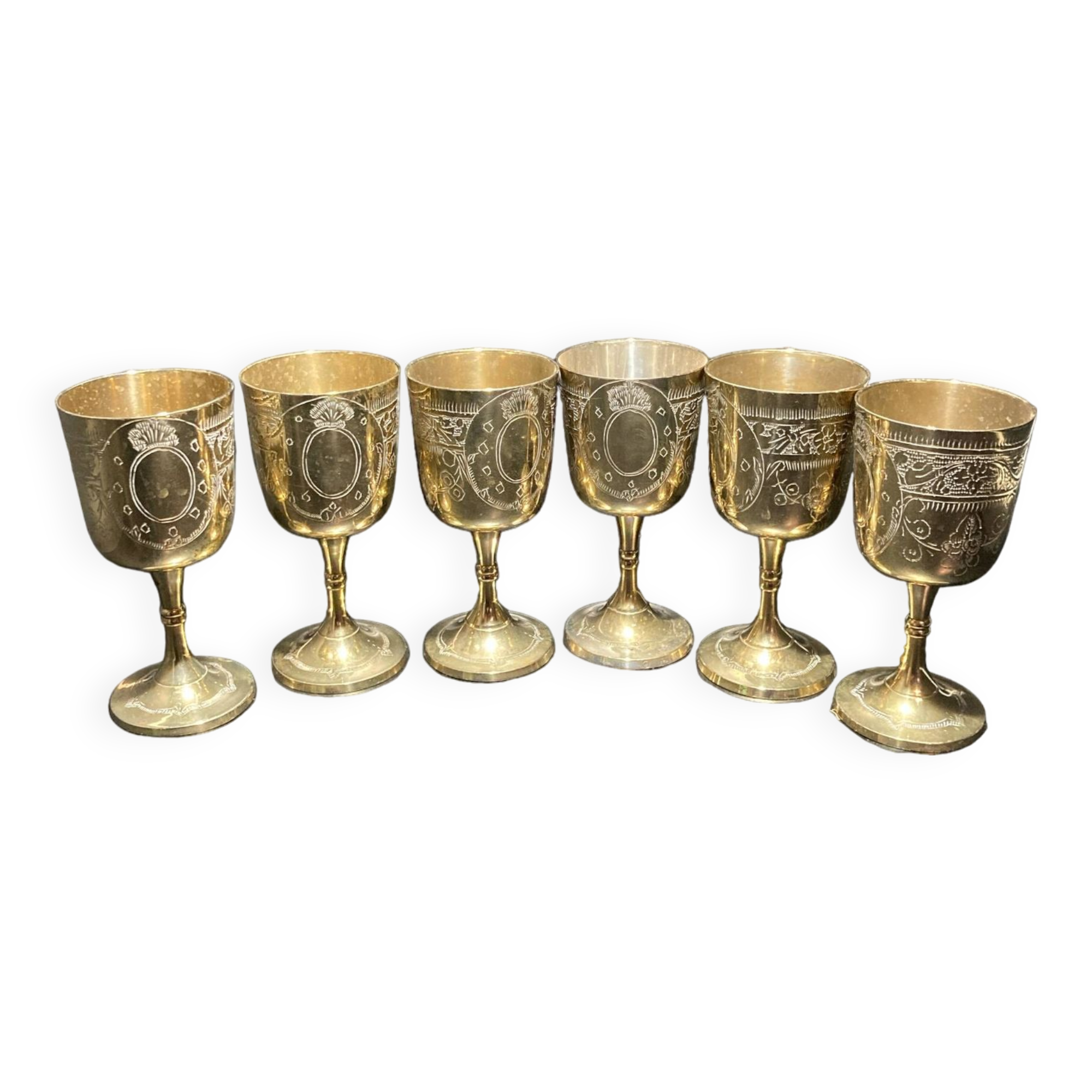Lot de six verres en métal doré