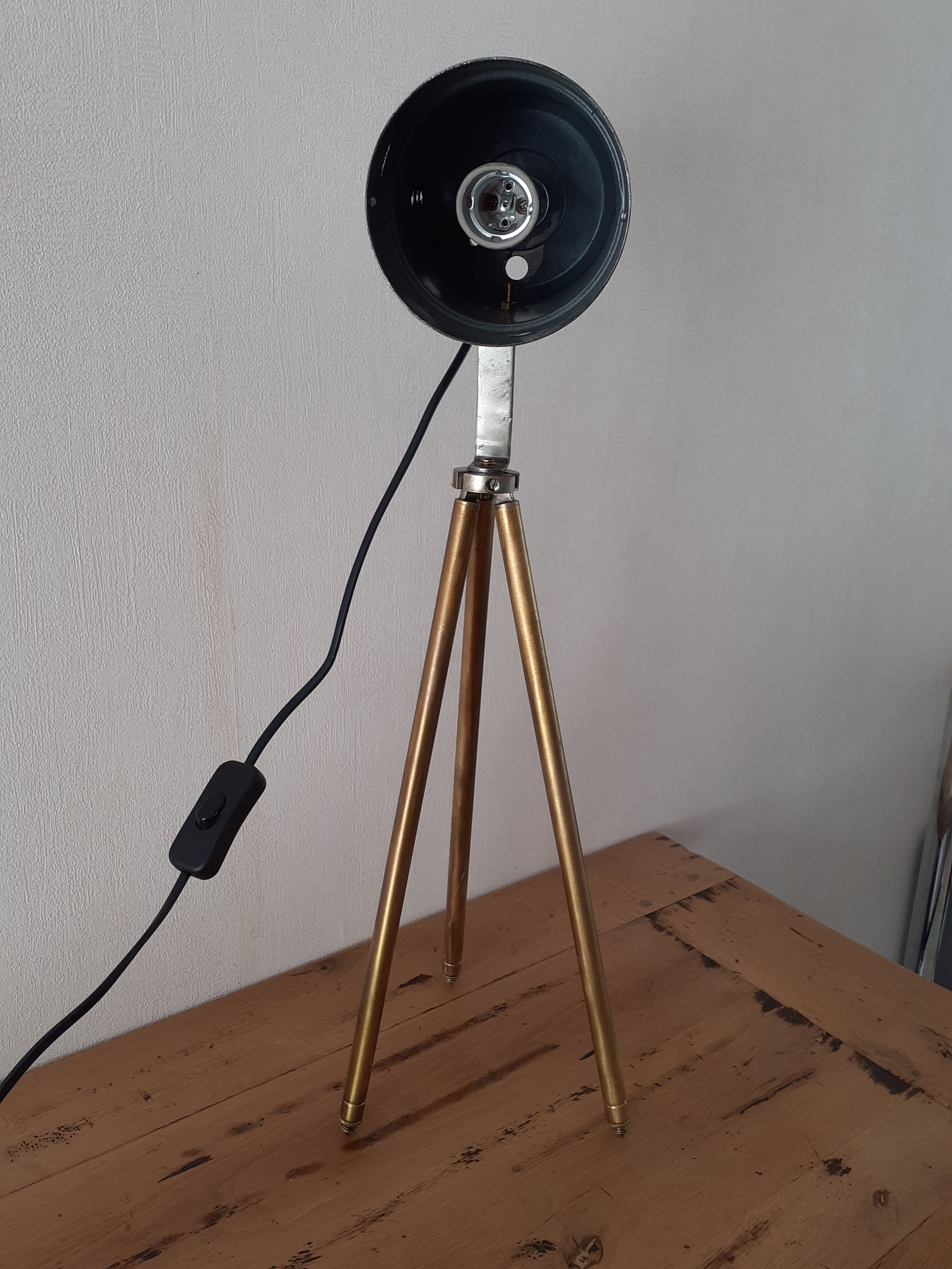 Lamp on brass trepied