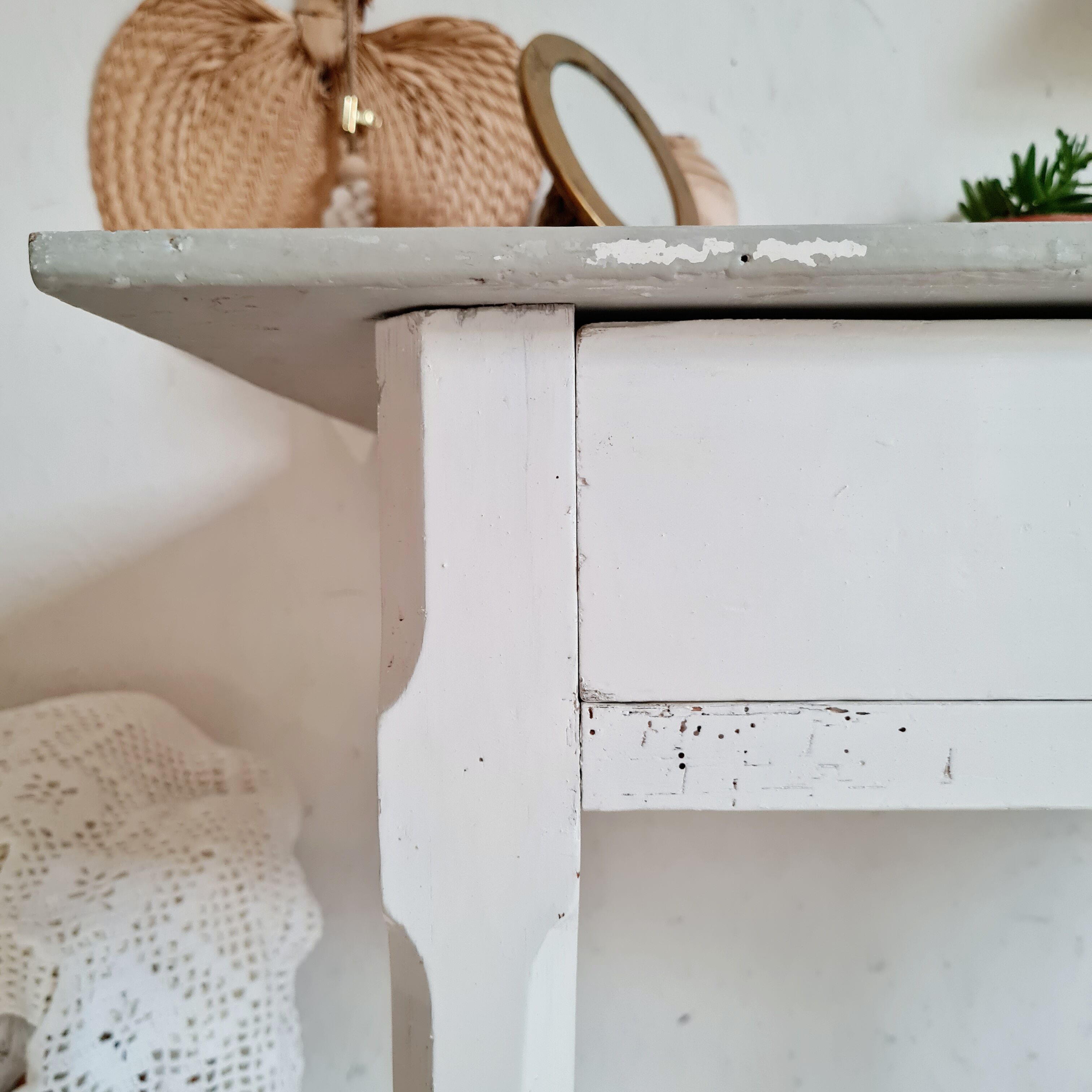 Table de ferme blanche et grise avec son tiroir