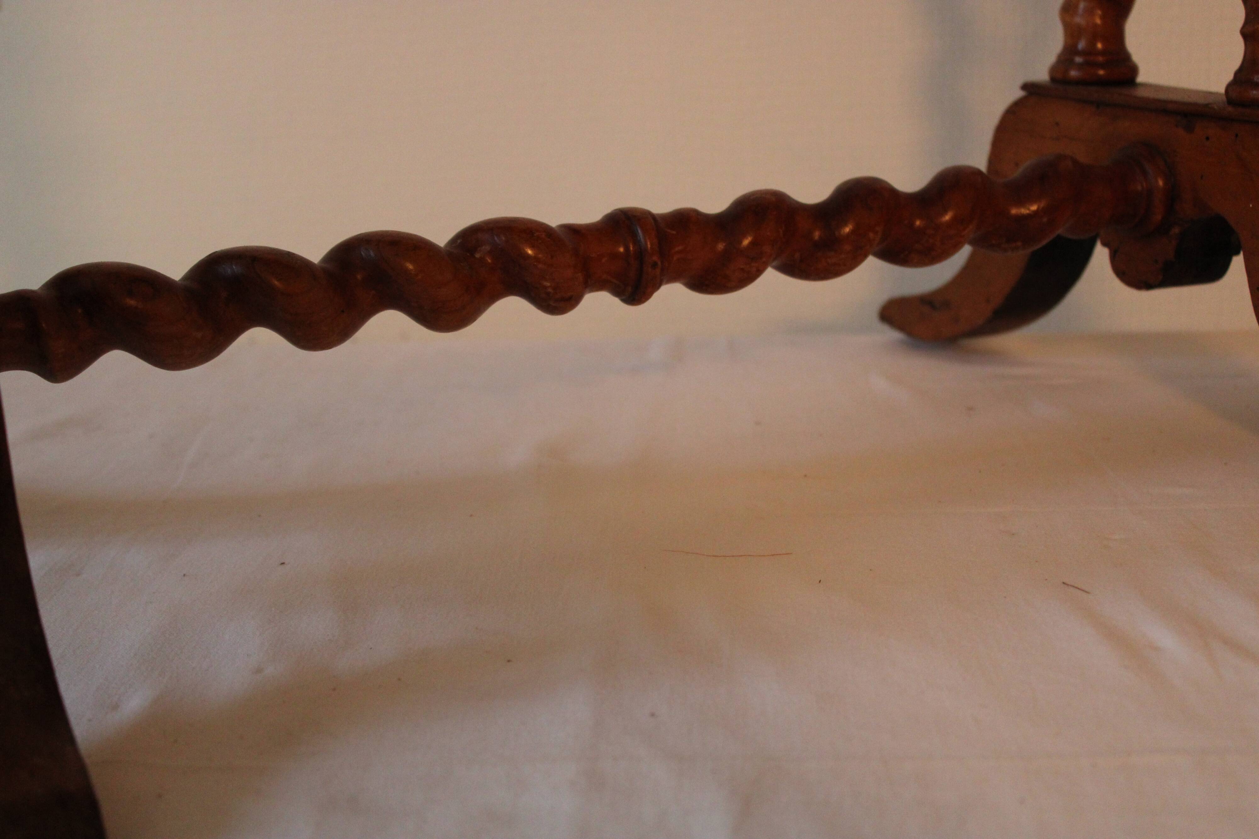 Pedestal table in wood and havana coloured leather tray