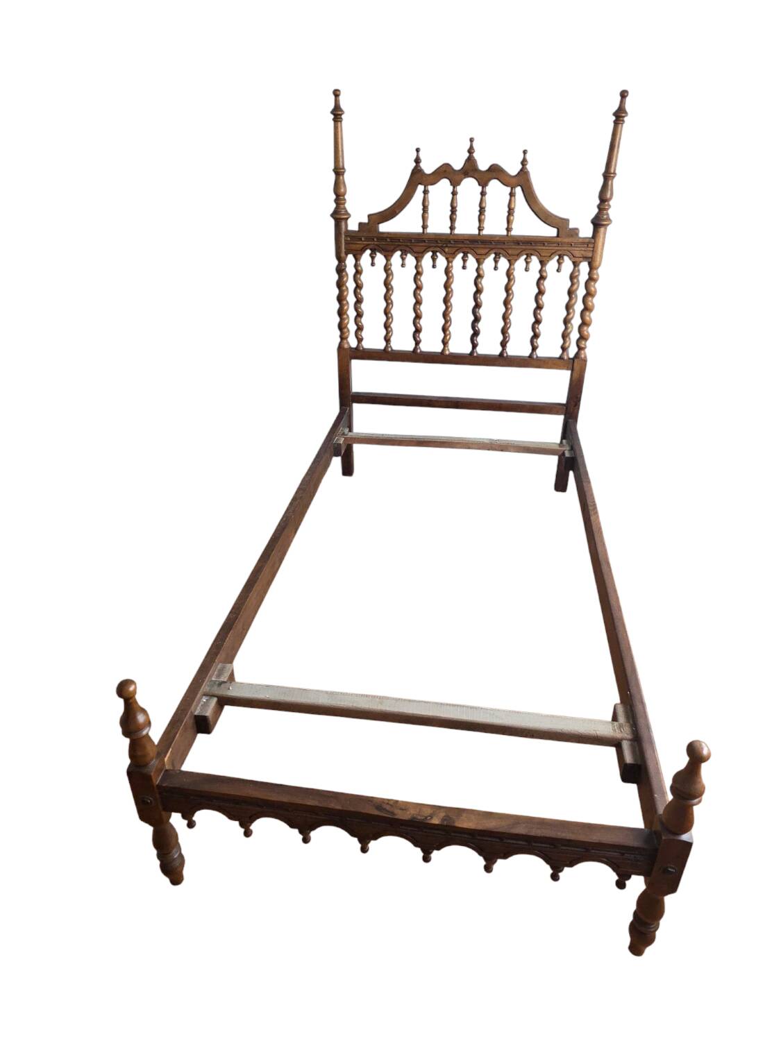 Paire de lits en bois sculpté