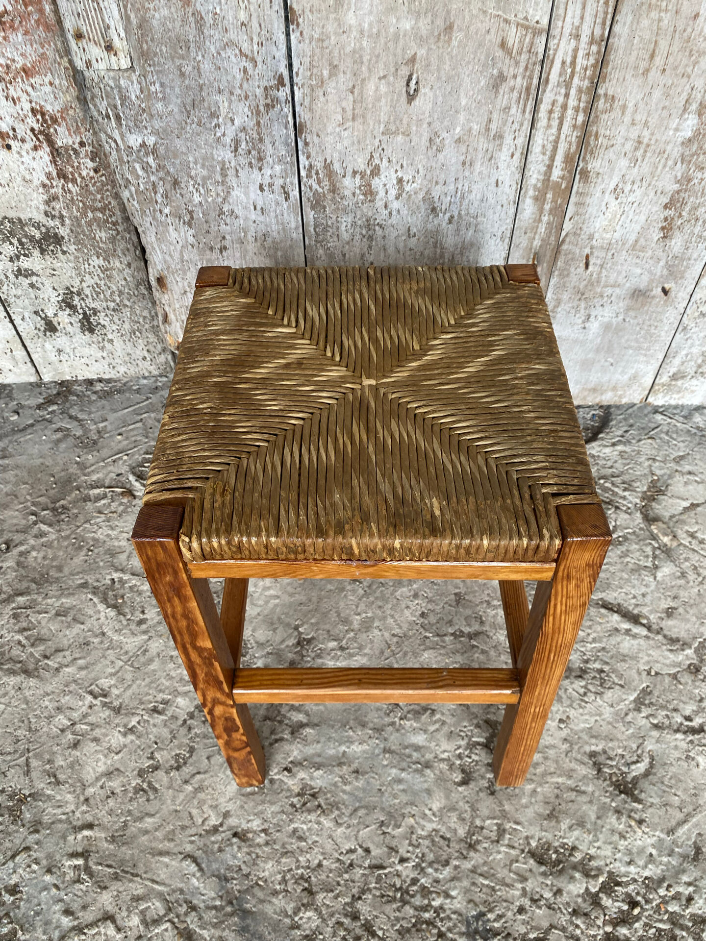 Tabouret ancien en bois sculpté et paille