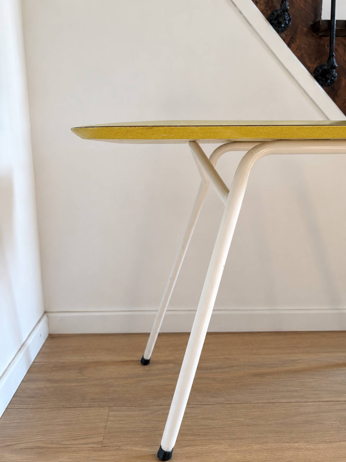 Table jaune à motifs Michael Samuels
