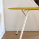 Table jaune à motifs Michael Samuels