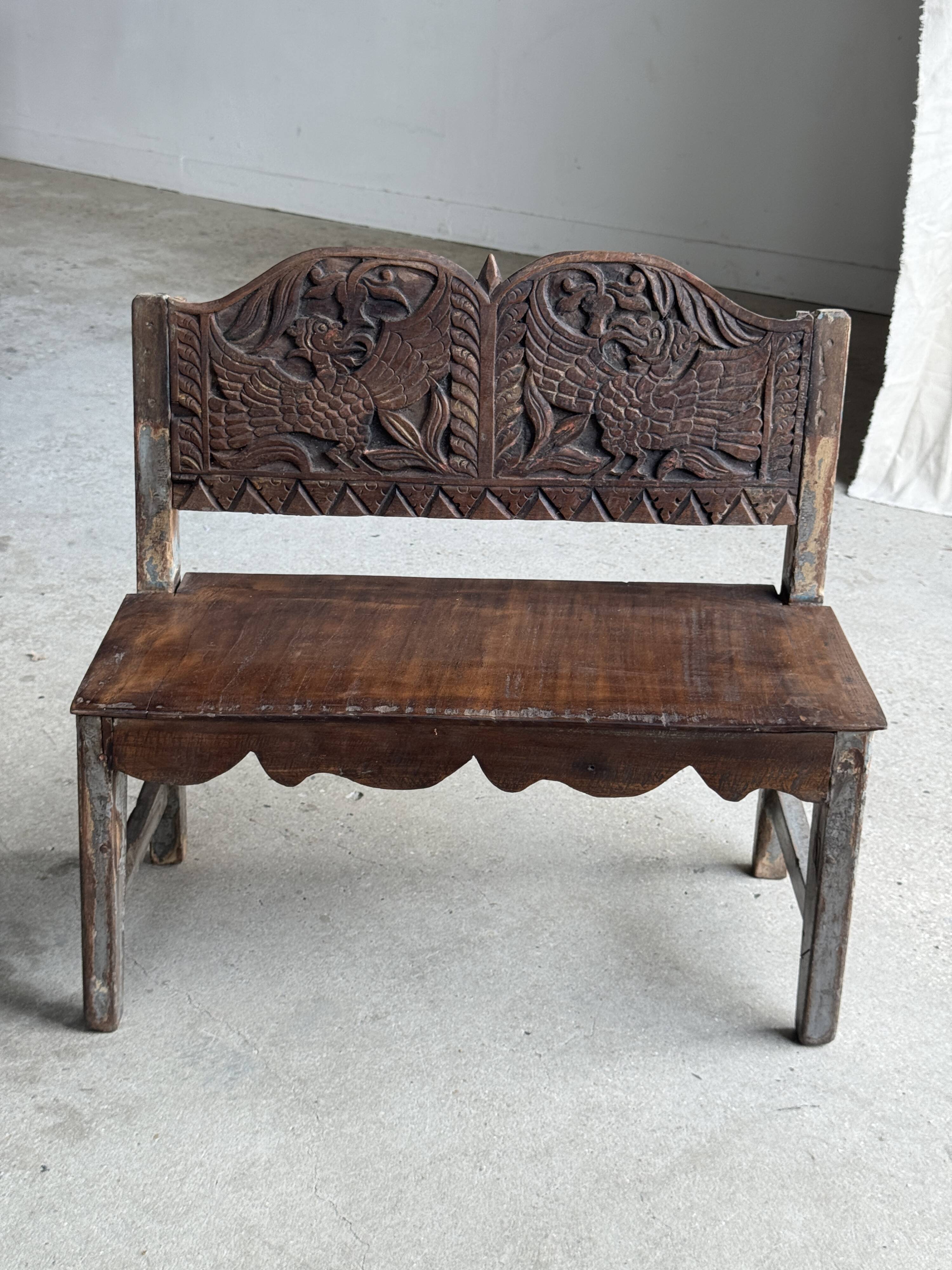 Mini banc à dossier sculpté à motif d'oiseaux stylisés H58 L61