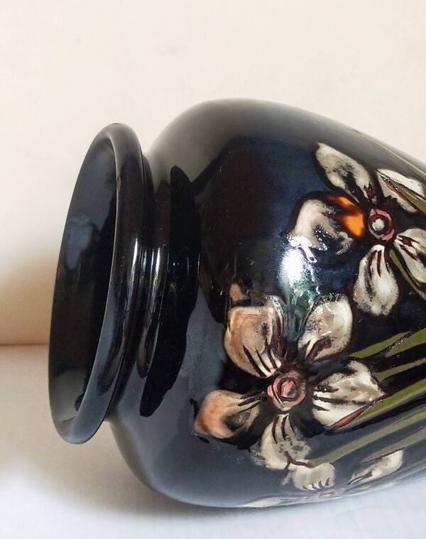 Vase ancien en terre émaillée aux narcisses début XXème