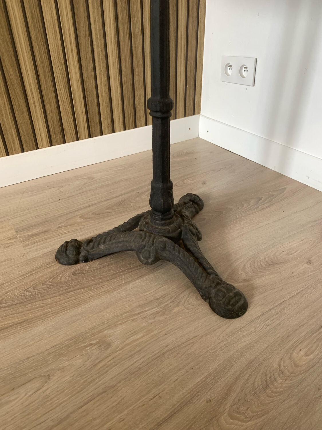 Bistro table in cast iron and granite