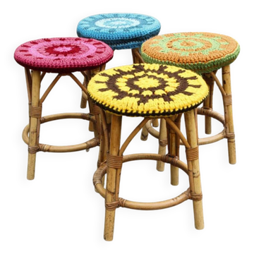 4 tabourets en rotin et housses en crochet