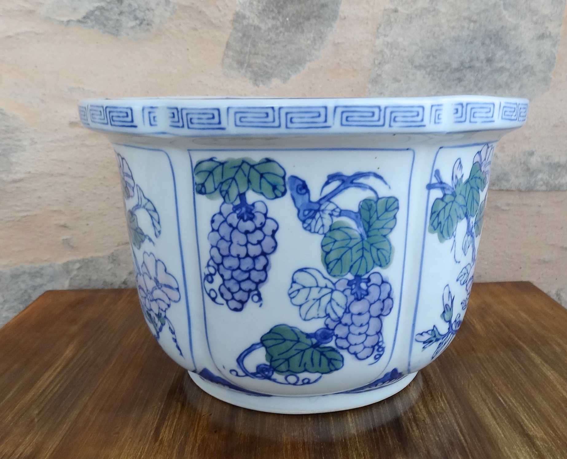 Chinese porcelain pot cover with its base
