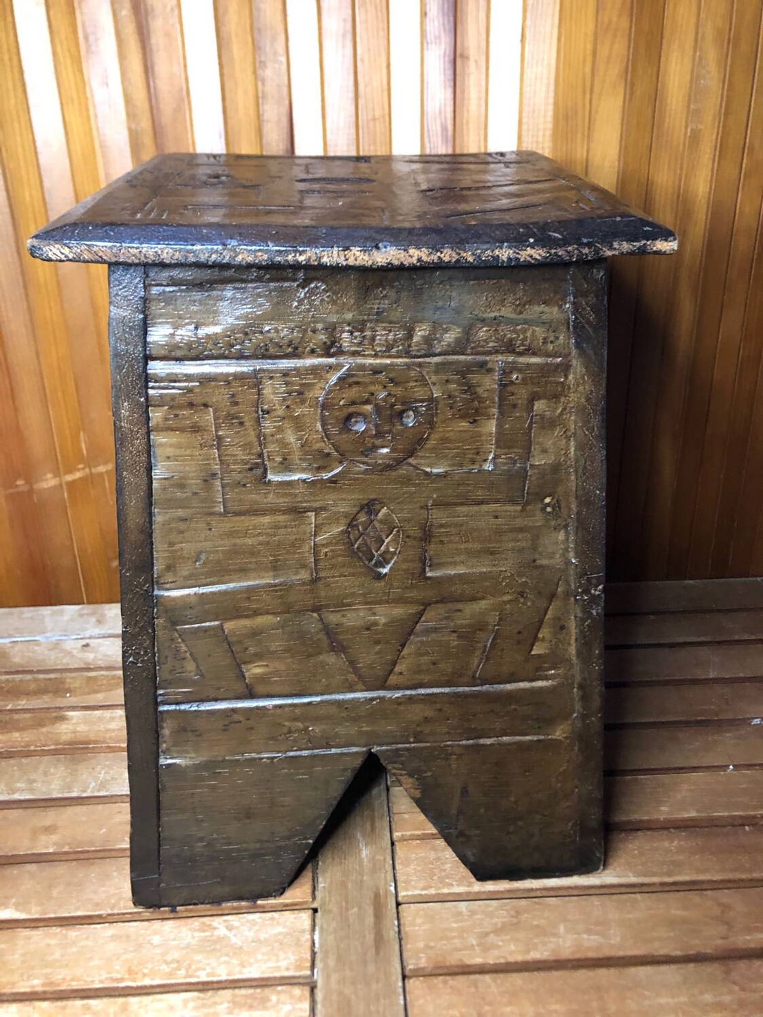 Ancien tabouret avec coffre bois sculpté vintage