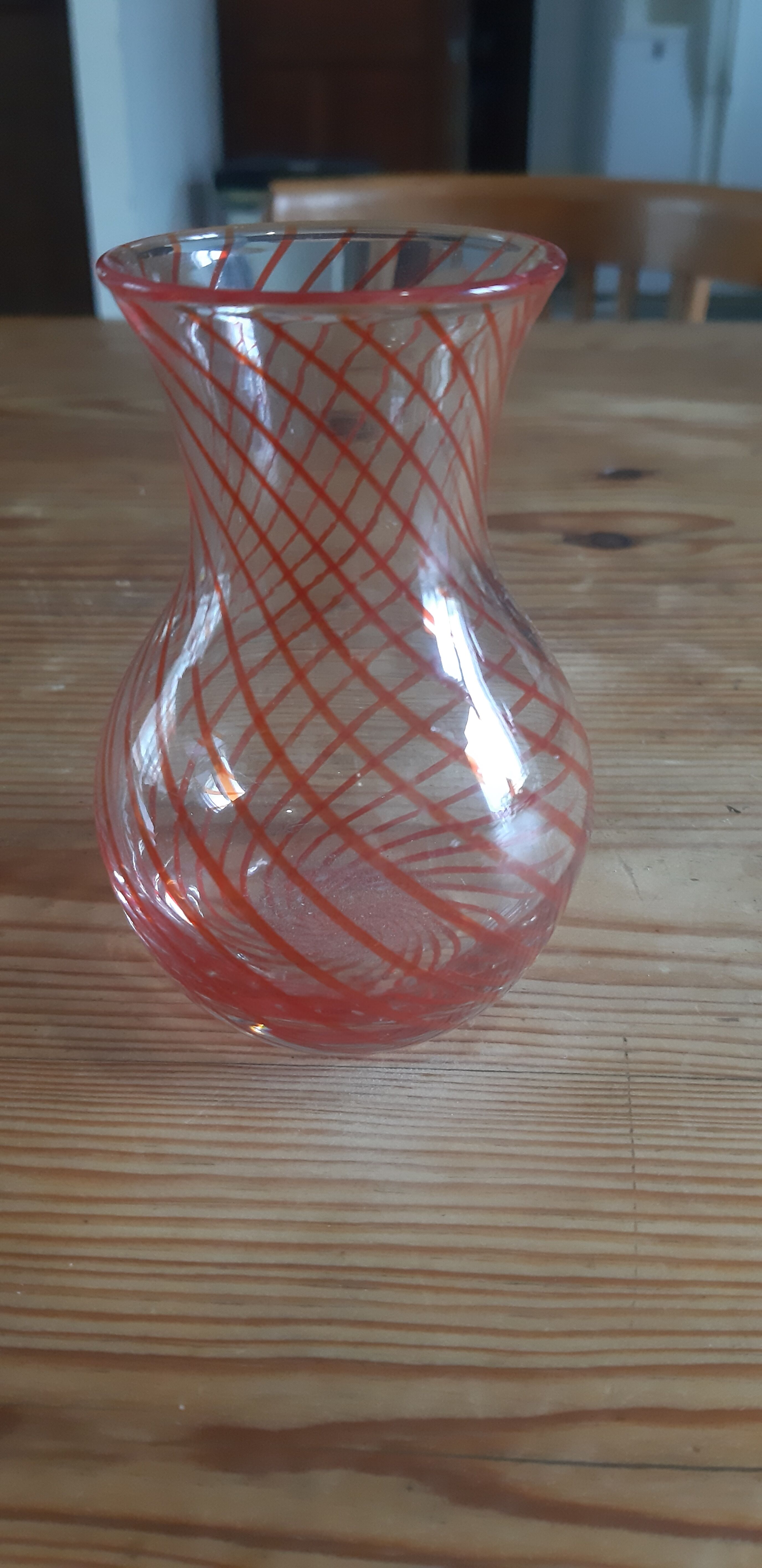Vase en verre vintage liseré rouge