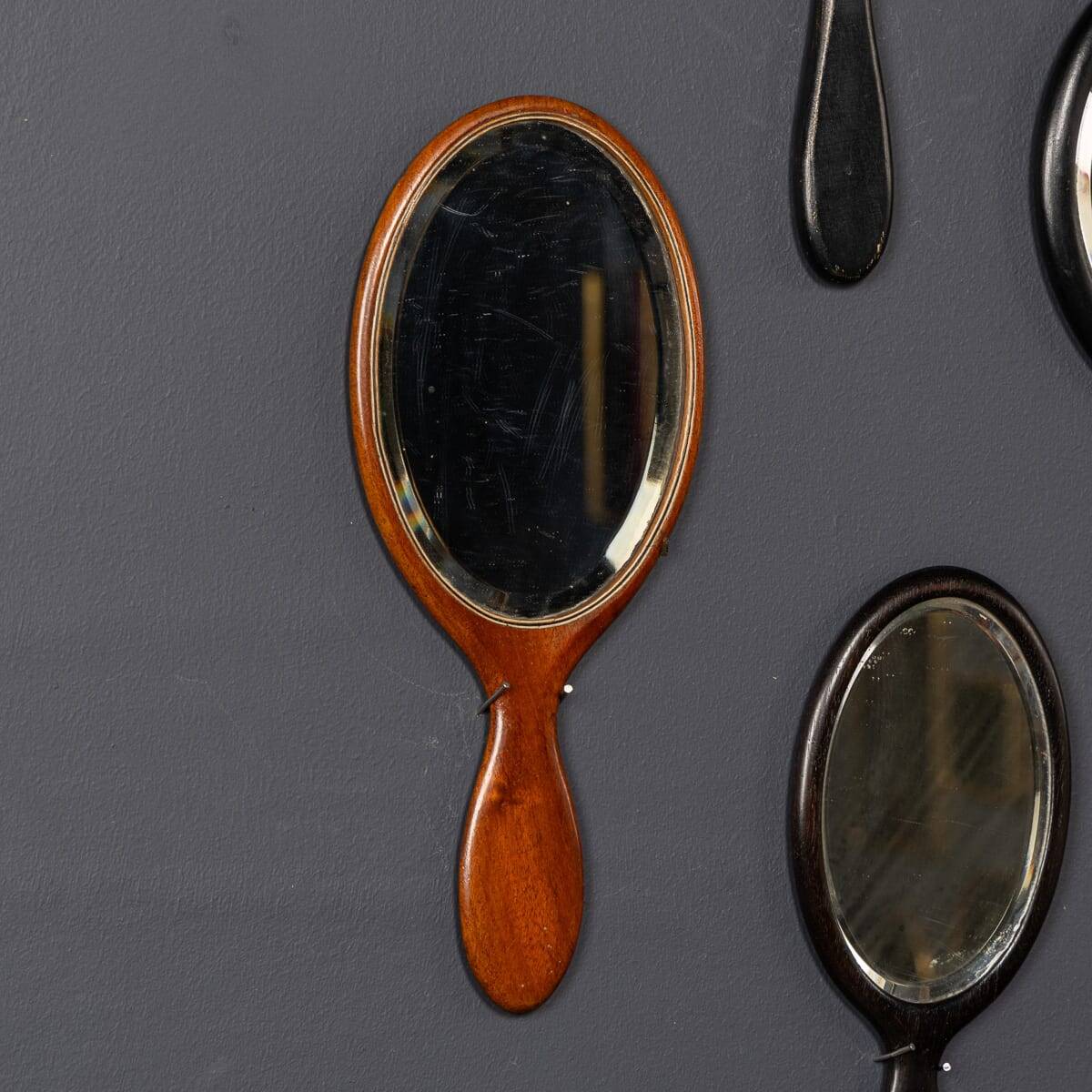 Collection antique du 19ème siècle de vingt-cinq miroirs à main en bois
