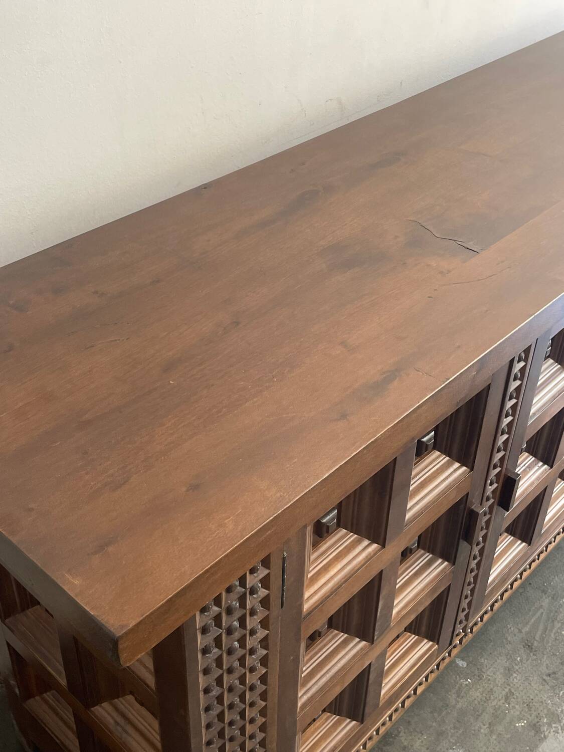 Buffet espagnol en bois massif, Espagne, années 1960