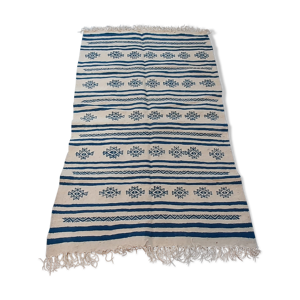 Tapis blanc et bleu,