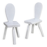 Paire de chaises tripodes, assises à la gouge. Brutalistes, circa 1960. Bois peint.