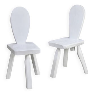 Pair of tripod chairs, gouged seats. Brutalist, circa 1960. Painted wood.