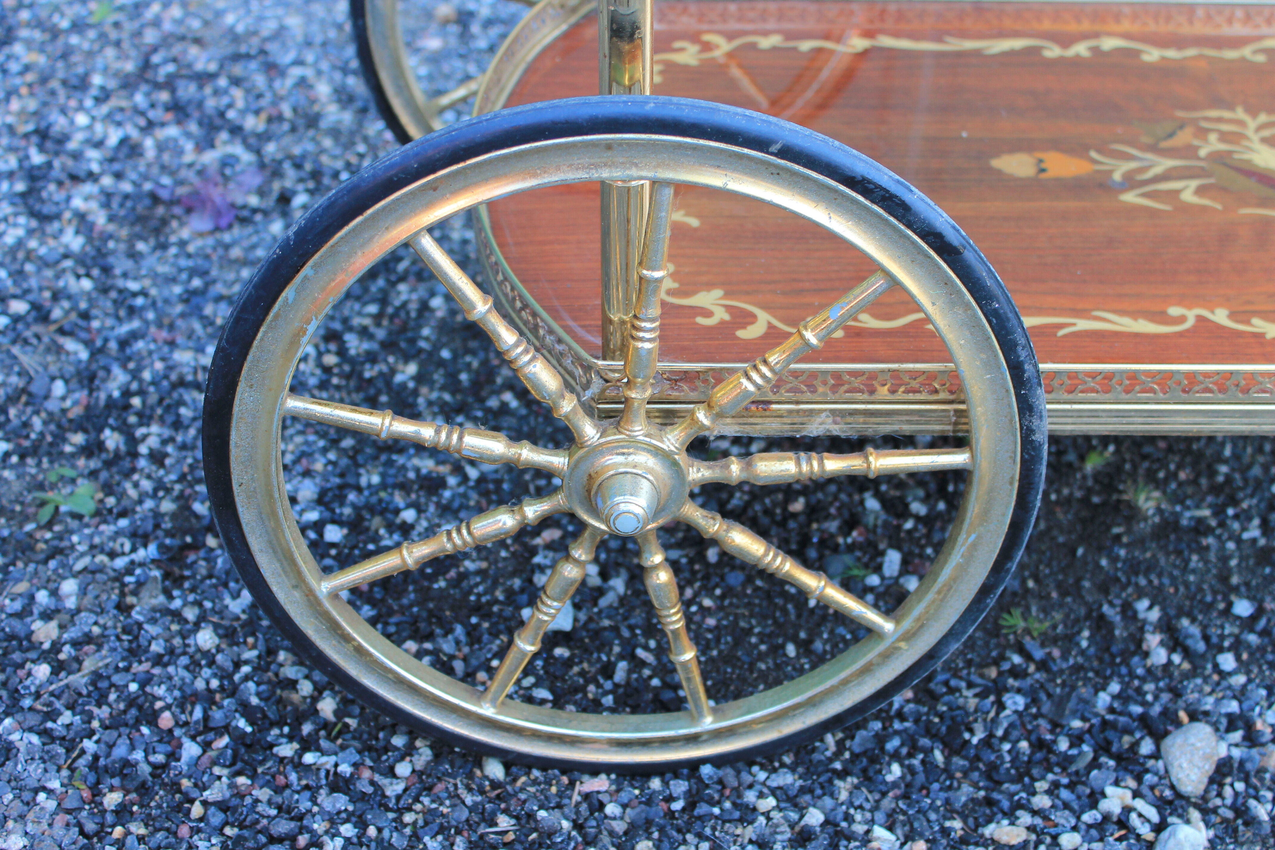 Rolling serving table