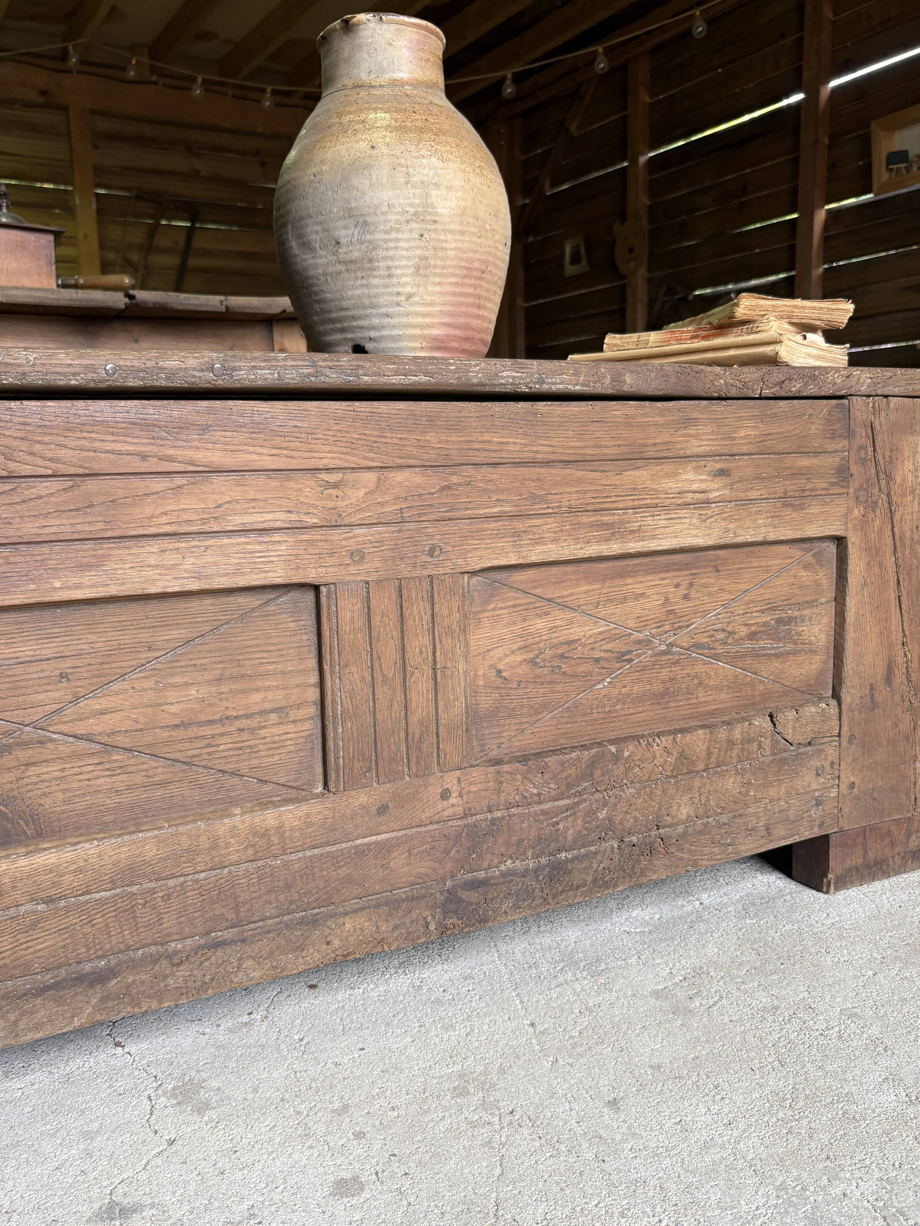 Maie ancienne en bois massif