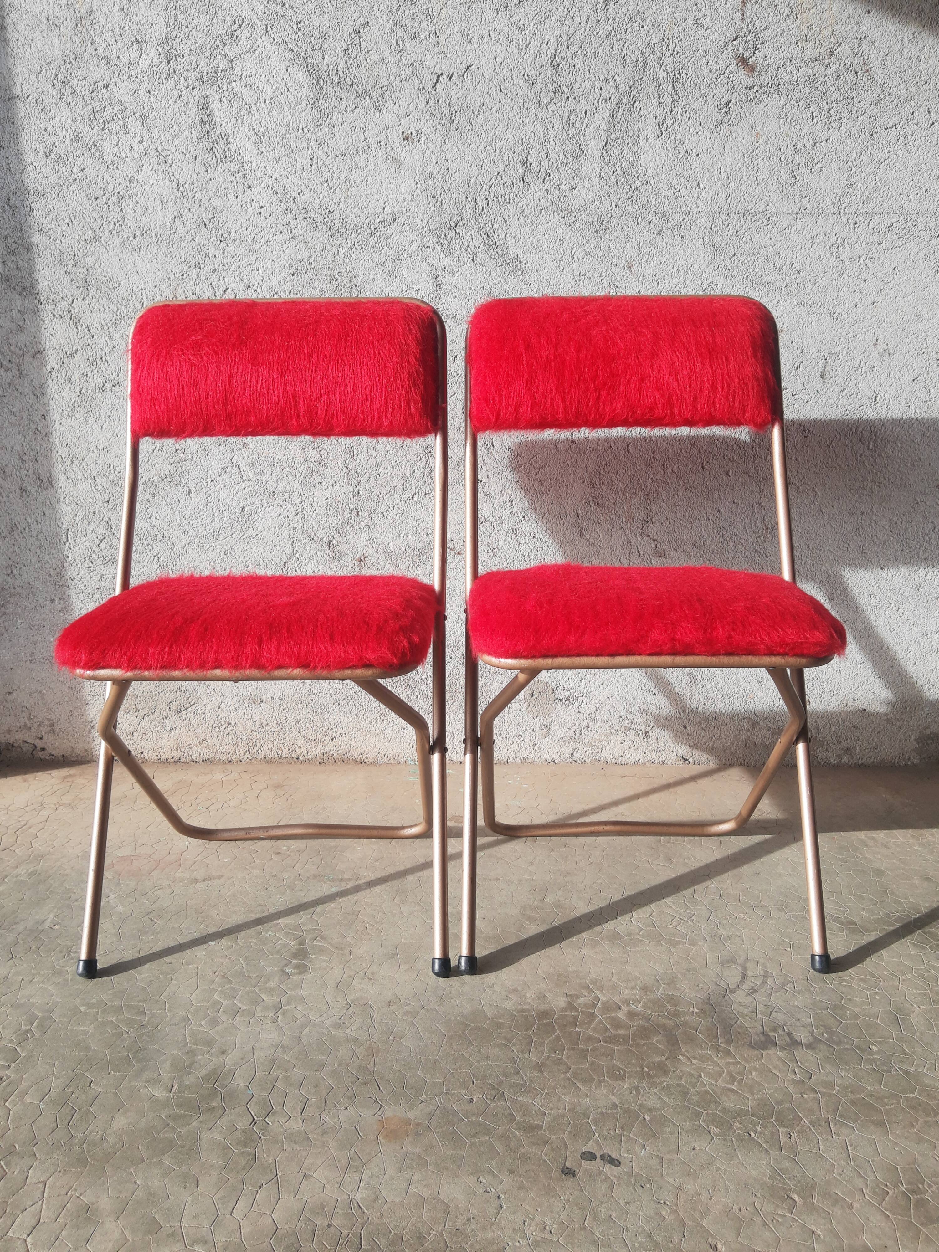 Pair of folding chairs in vintage red moumoute