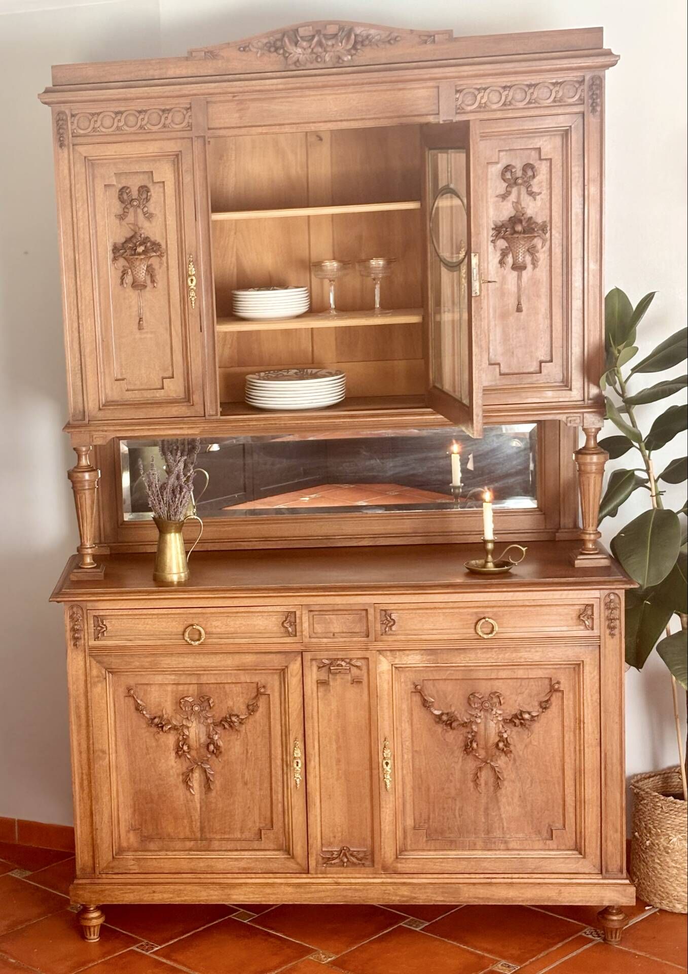 Buffet deux corps en style Louis XVI en chêne sculpté avec miroir – Born