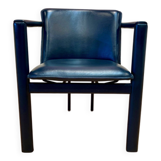 Design armchair in leather and metal.