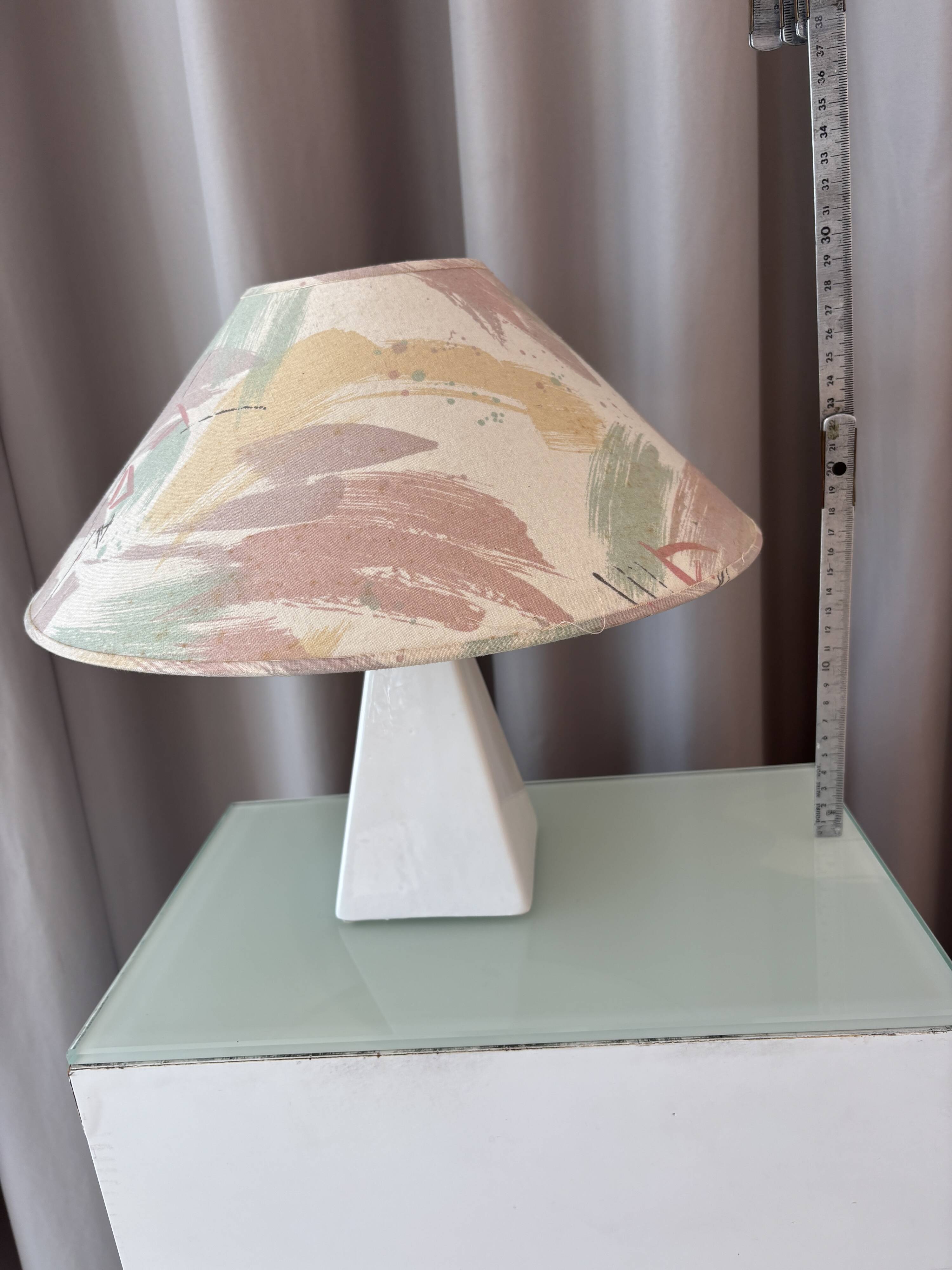 Lampe de table inspirée de Memphis des années 90 par Porcelaines de Bruxelles