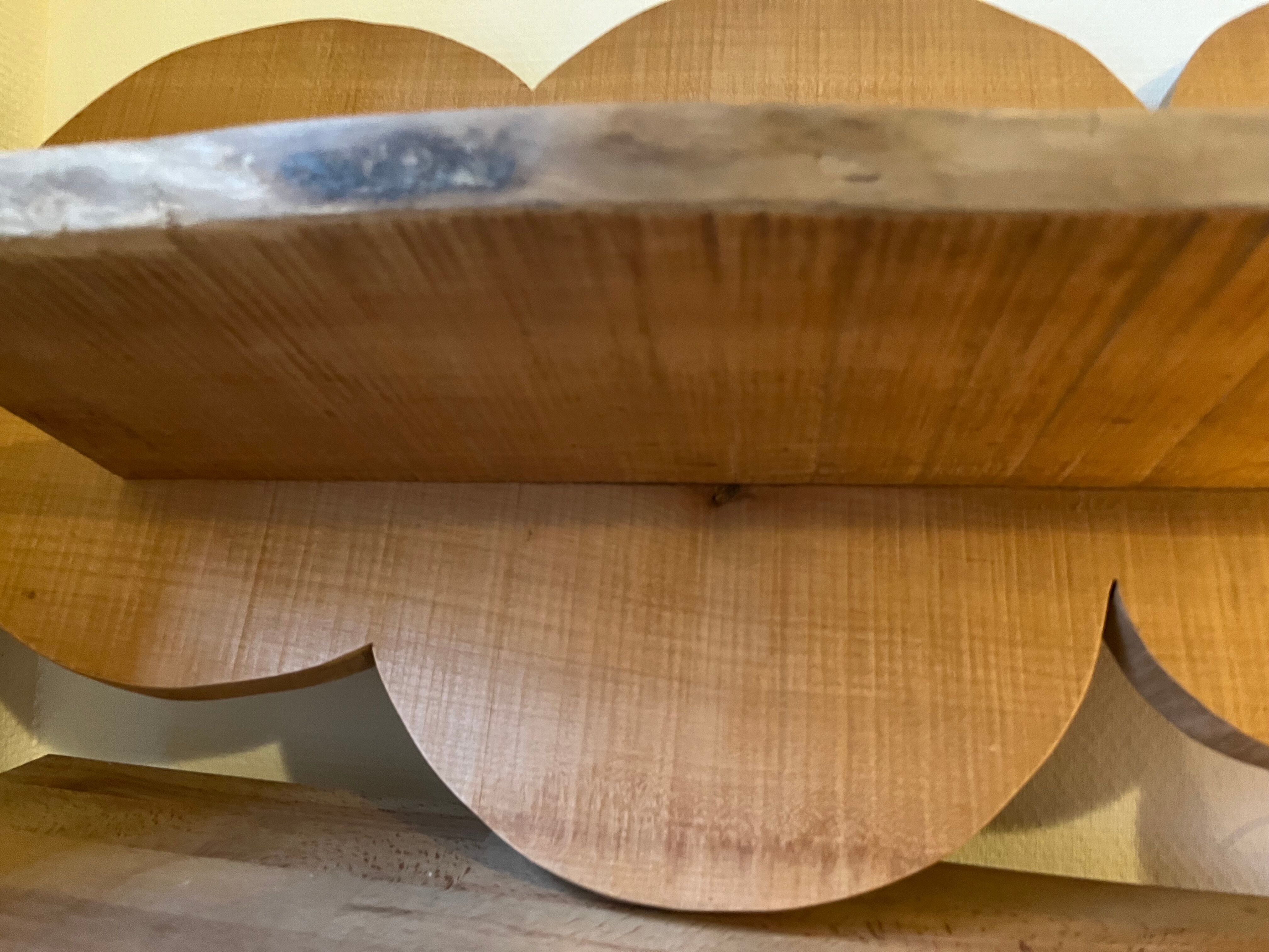 Cloud-shaped shelf made of solid wood