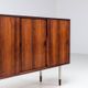 Buffet inhabituel en palissandre avec pieds en métal Danemark 1960