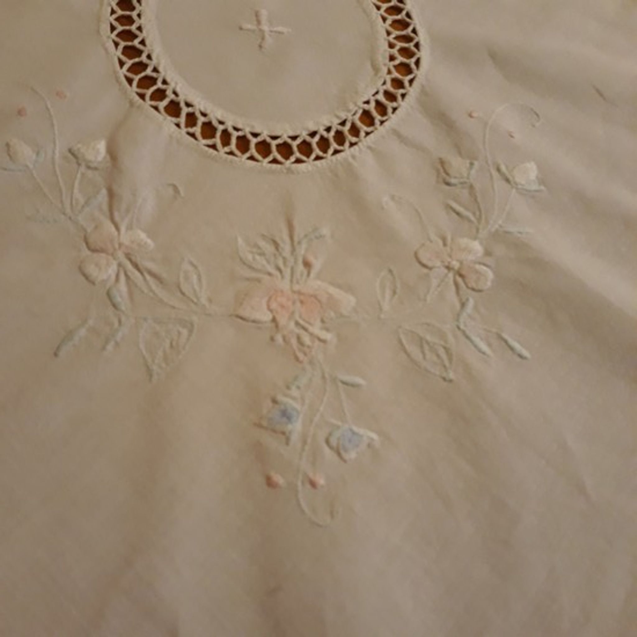 White tablecloth embroidered with lace & days
