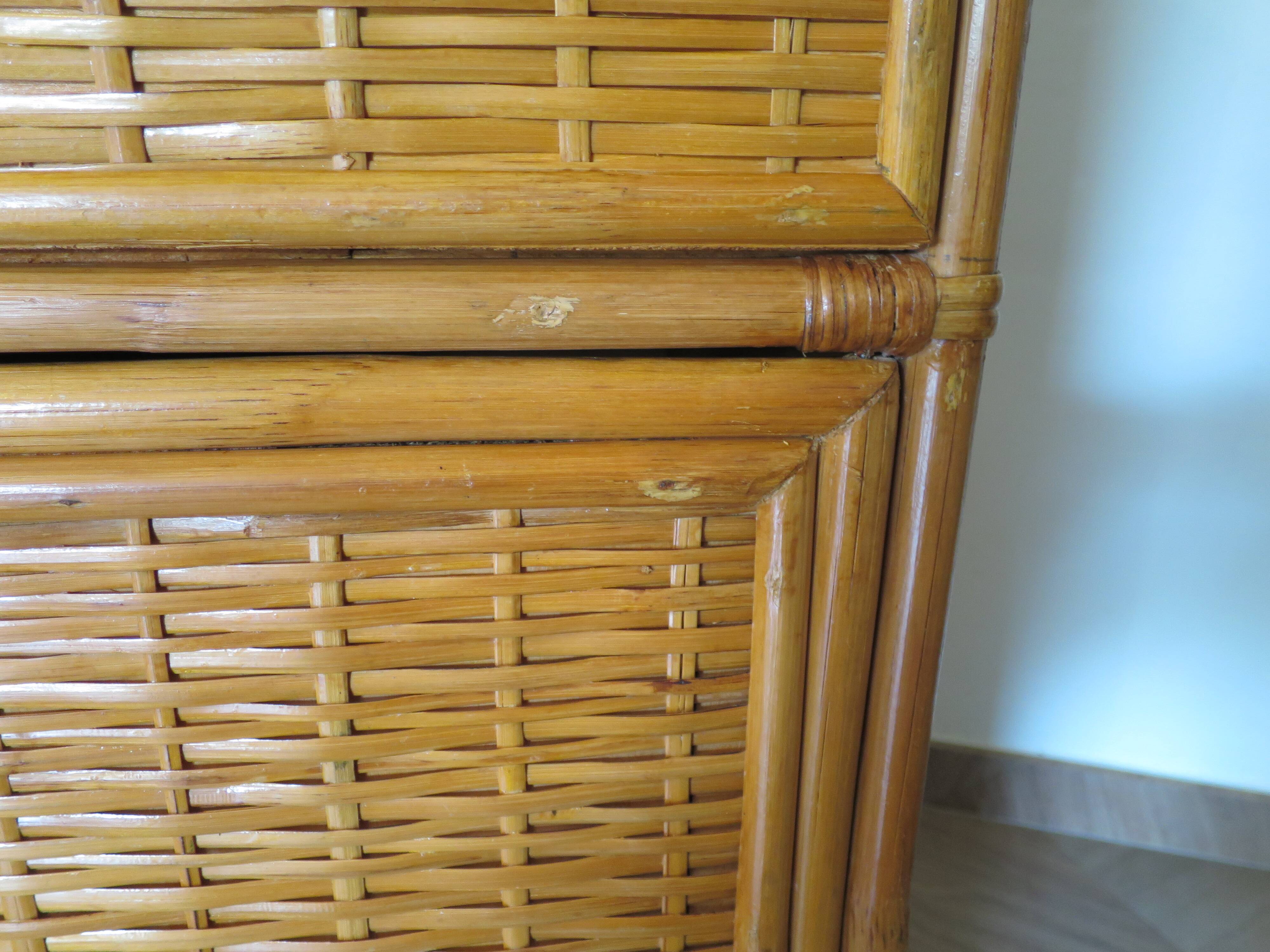 Storage column, wooden bookshelf and woven rattan.
