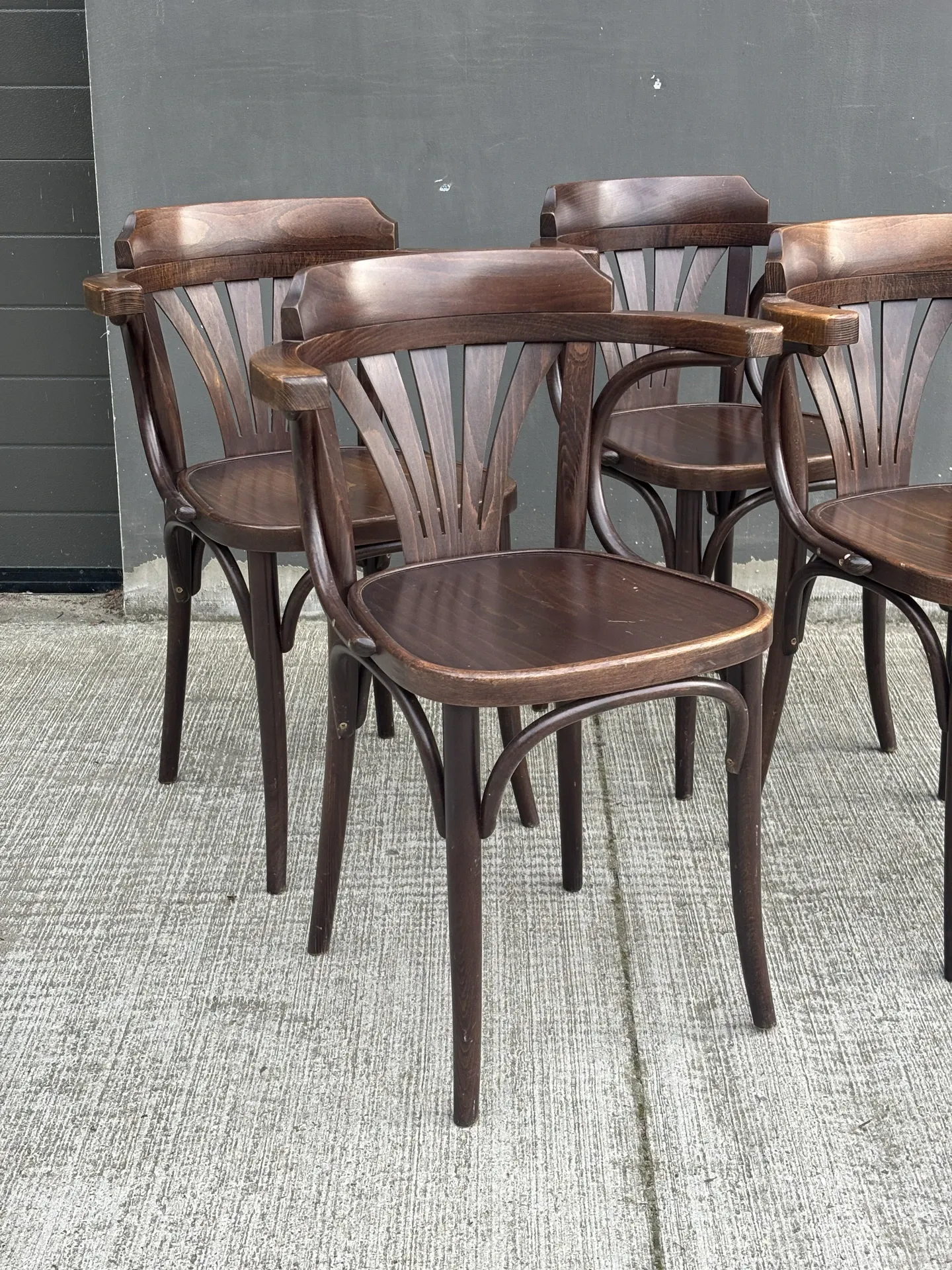 Set of 4 vintage bentwood bistro chairs with armrests – Styl