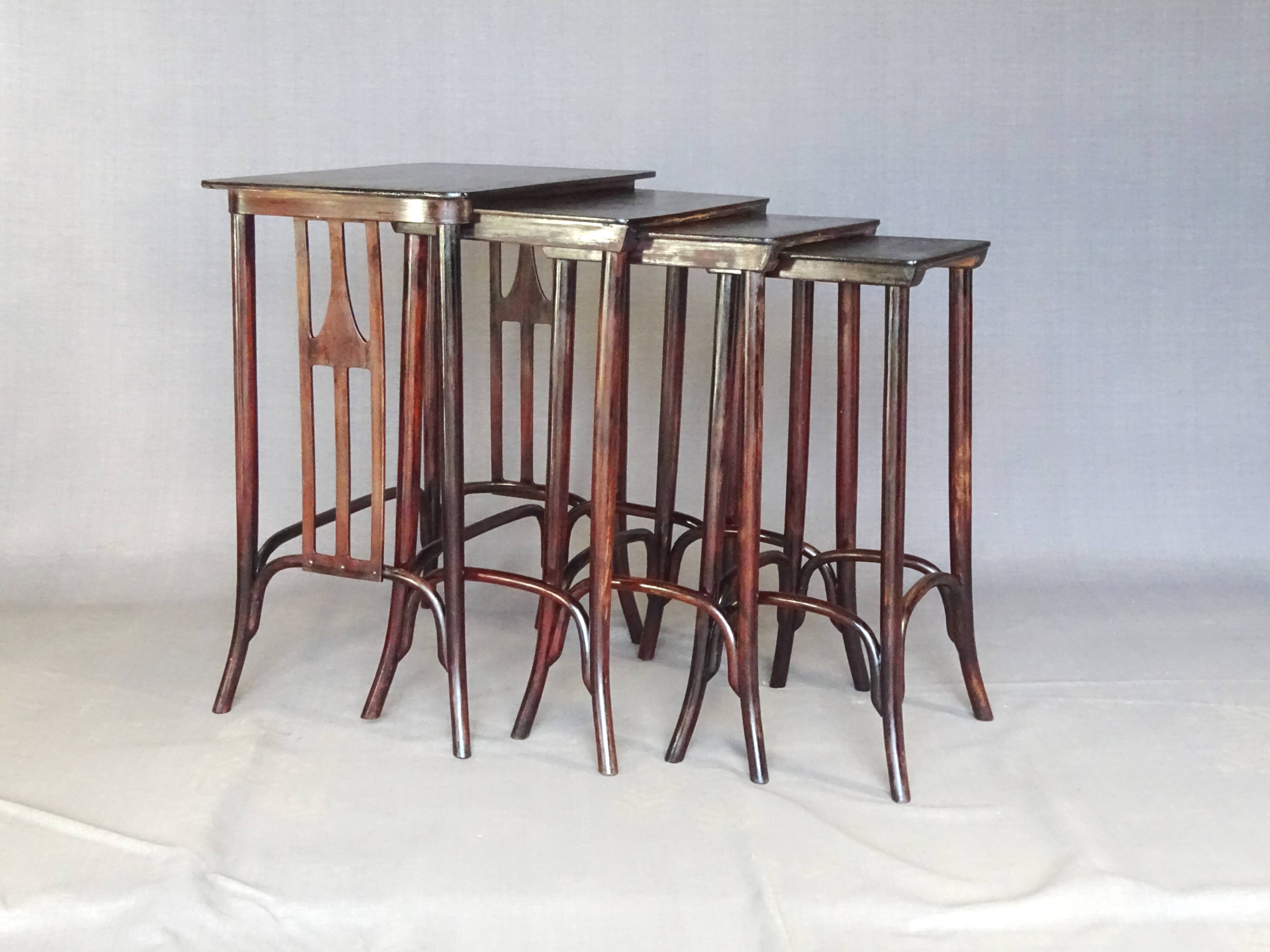 Set de 4 tables gigognes -958 a - par KOHN vers 1905, design Siegel- no Tho