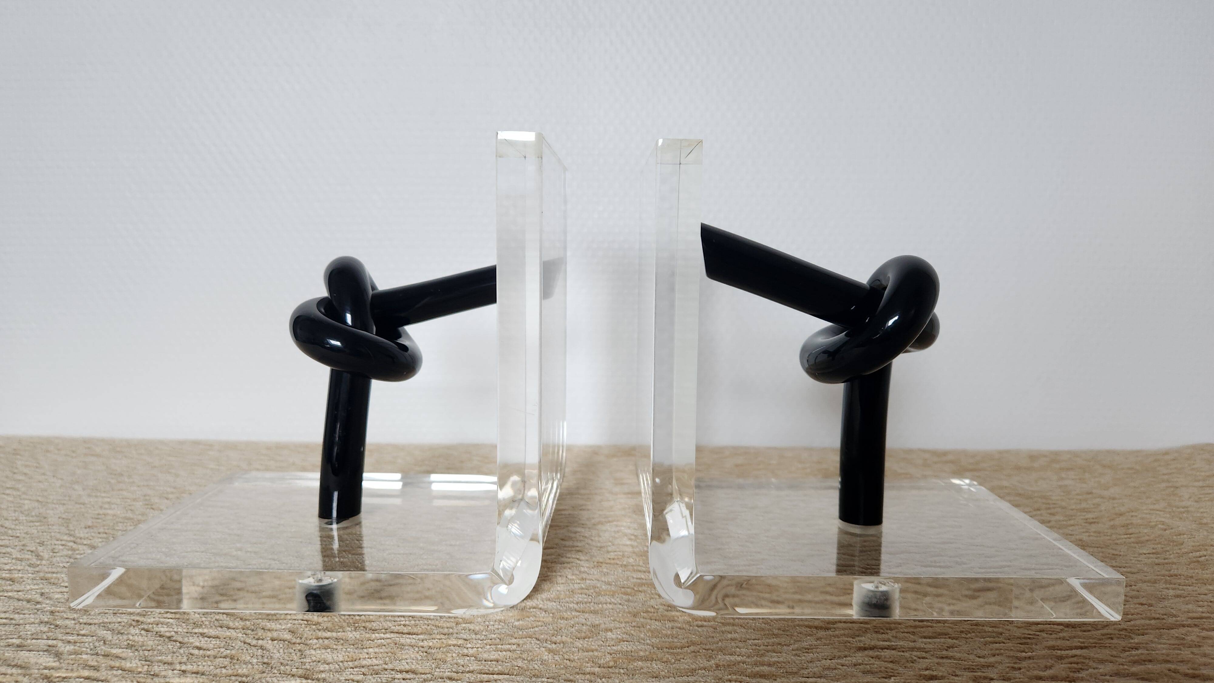 Bookends in plexiglass and knotted black tubes, 1980s design.