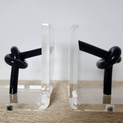 Bookends in plexiglass and knotted black tubes, 1980s design.