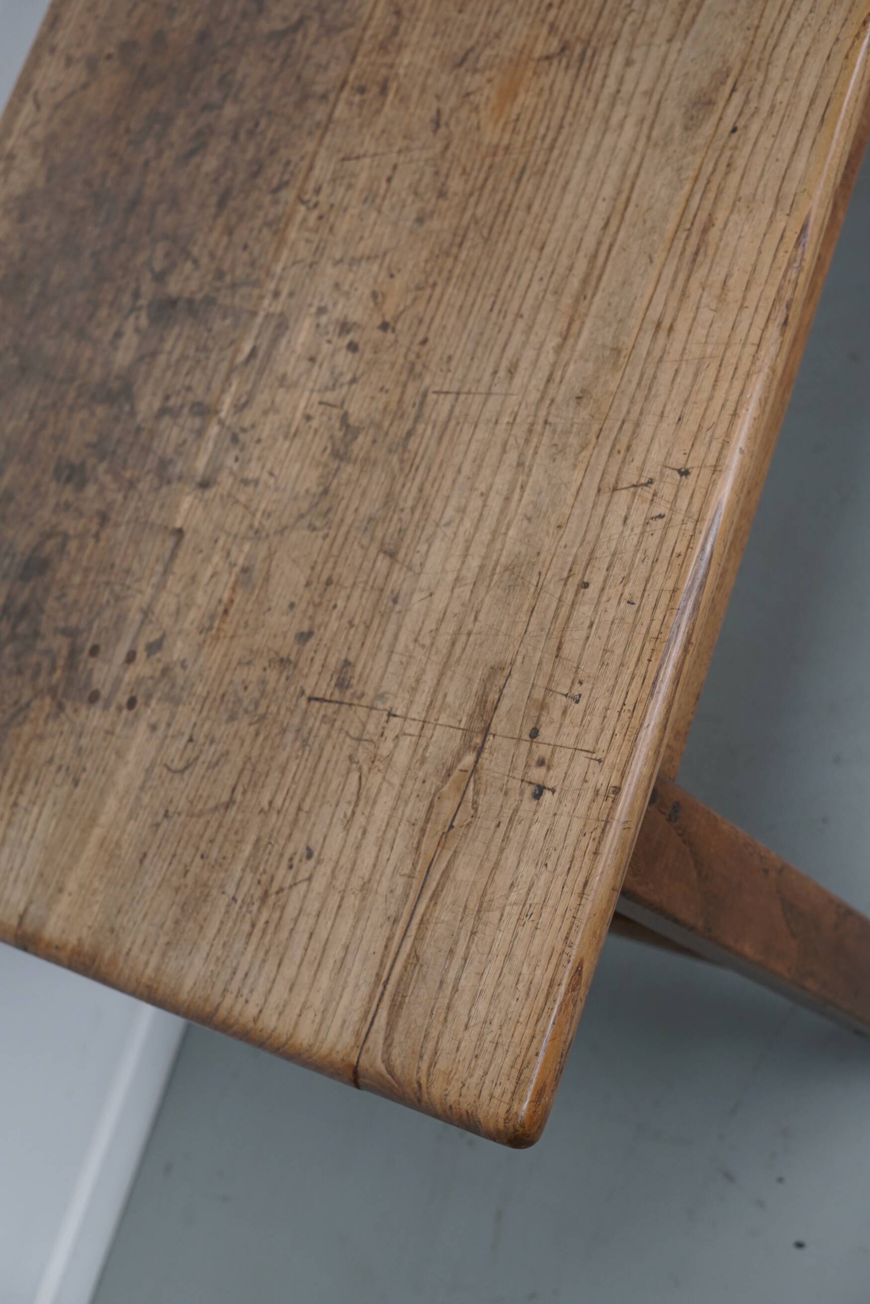 Grande table à manger rustique française du XIXe siècle en orme et chêne