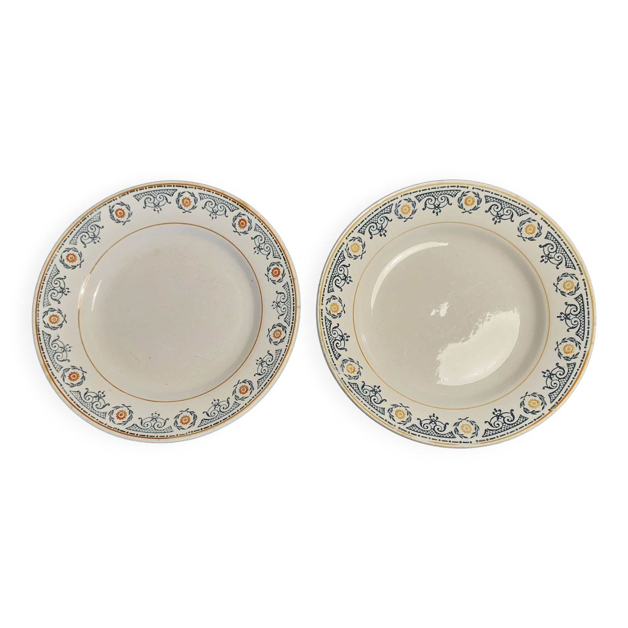 Pair of Saint Amand 20th century earthenware dinner plates
