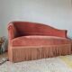 Banquette crapaud en velours rose avec franges