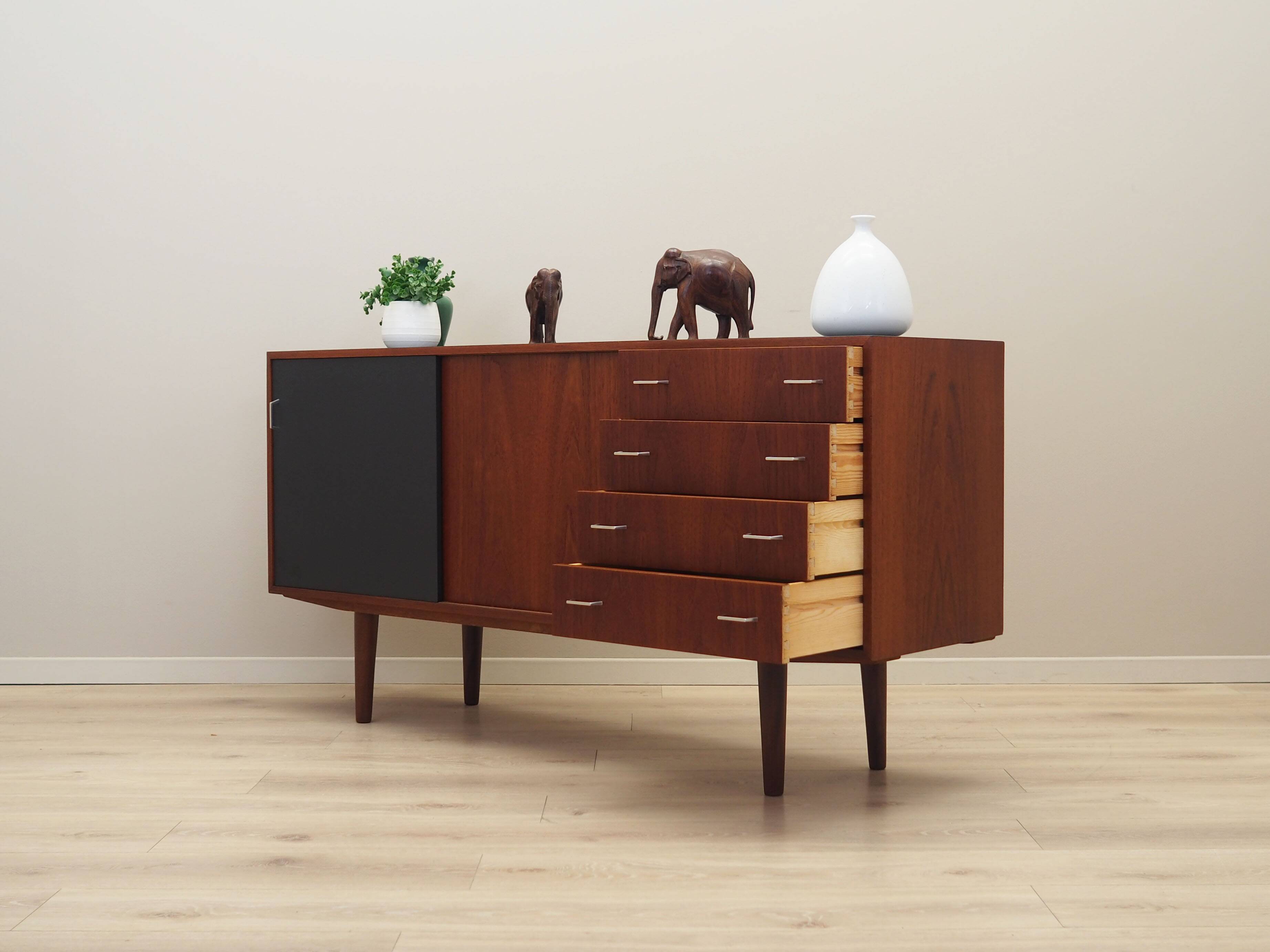 Commode en teck, design danois, années 1960, production : Danemark