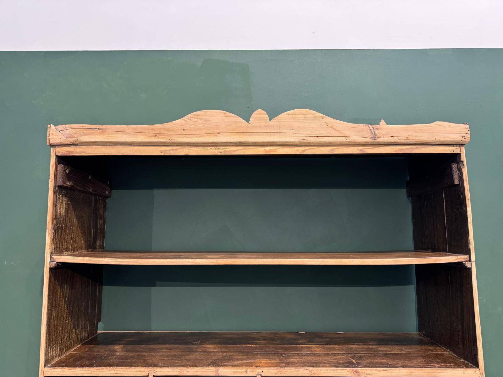 Ancien meuble de métier avec casiers